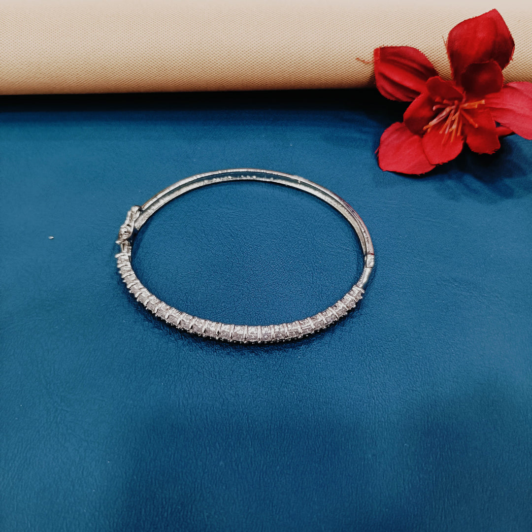 Shimmering AD diamond bracelet, perfect for evening wear.