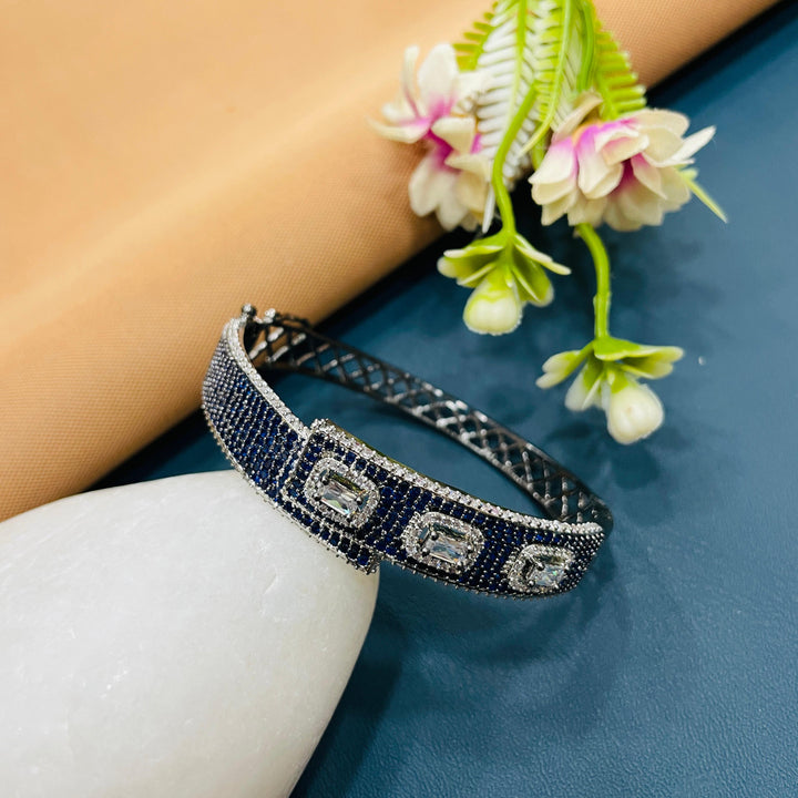 Modern AD diamond bracelet with sparkling details.