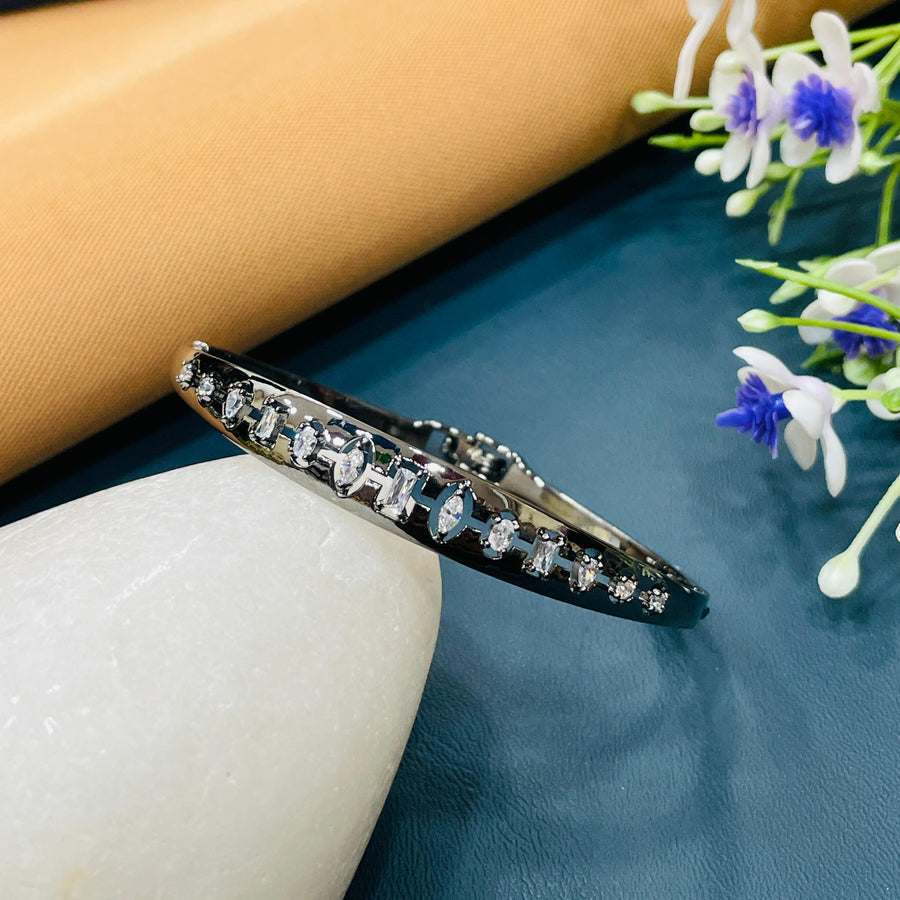 Beautiful AD diamond bracelet, designed with care.