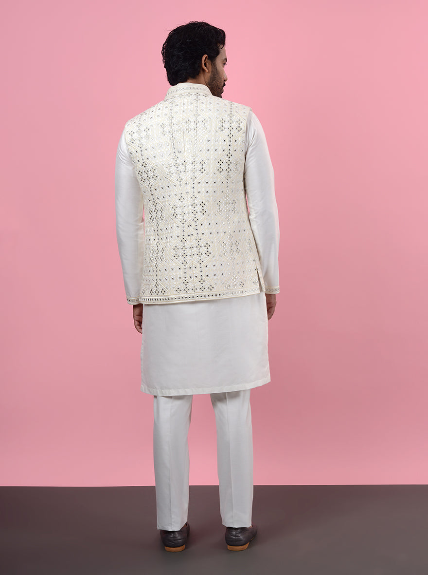 Discover luxury and sophistication in this beautifully designed Cream Kurta Set for men.