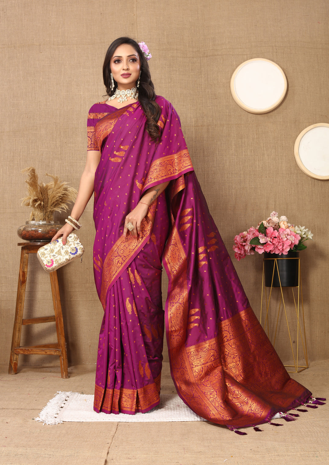 Chic gray paisley woven saree with zari pallu and contrast border, ideal for cultural and festive events.