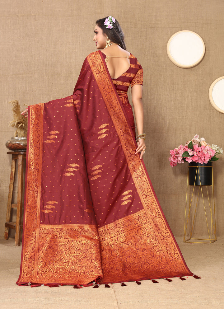 Graceful pink paisley saree with zari pallu and contrast border, perfect for evening wear and weddings.