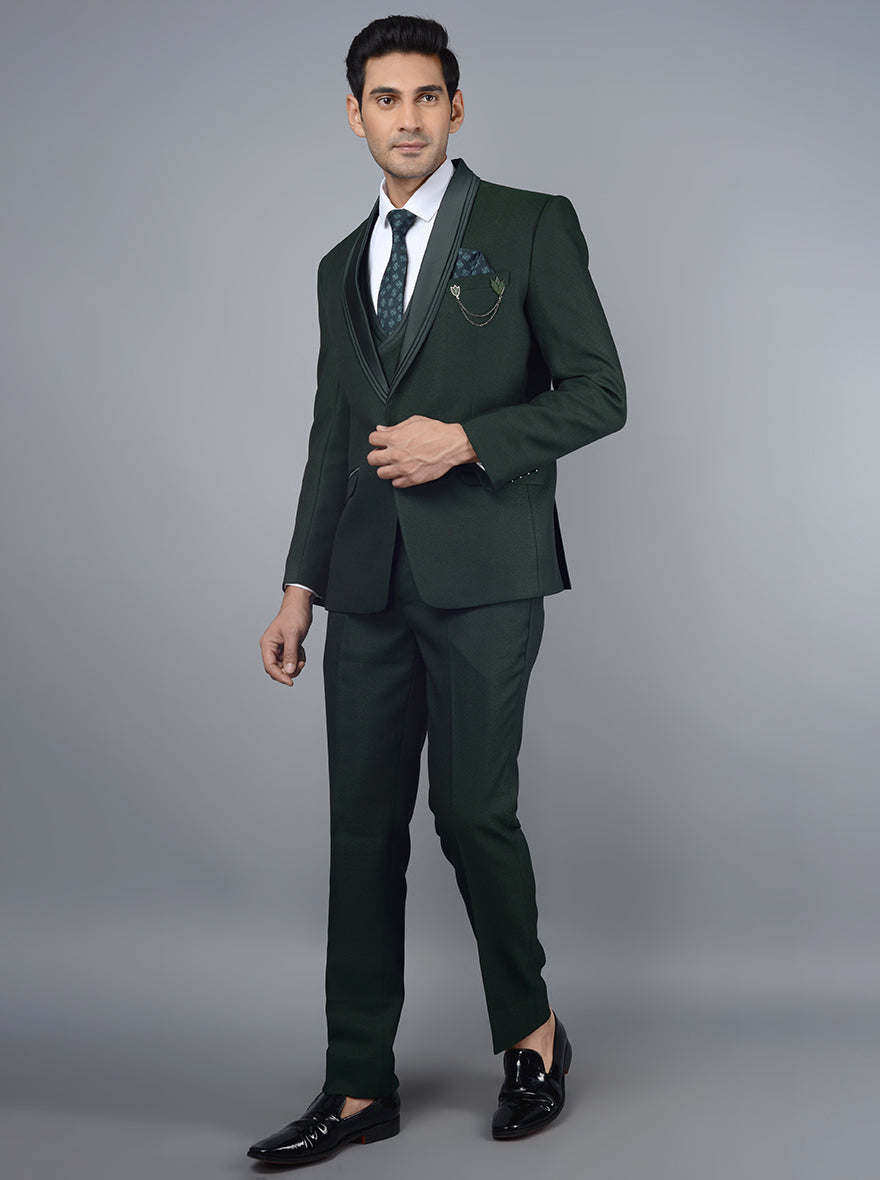 Chic green tuxedo for men, designed for special occasions, offering a unique blend of style and sophistication.