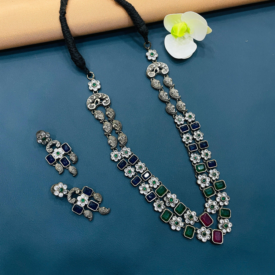 Beautiful bridal necklace set in radiant silver hues, ideal for elevating your style during festive gatherings.