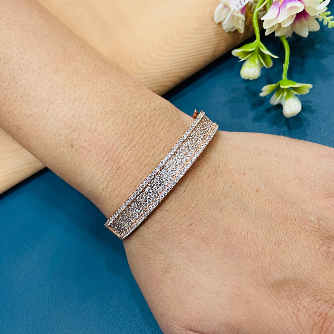 Rose gold bracelet featuring high-quality AD diamonds for a refined look.