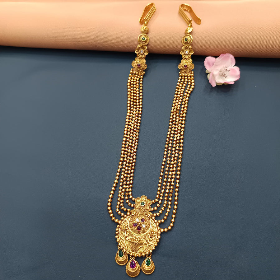 Stylish bridal golden kamarband, adding elegance to traditional Indian wedding attire.