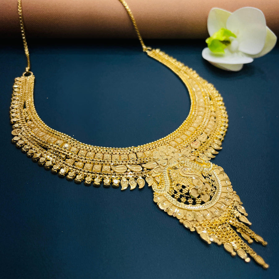 Gorgeous golden jewelry, perfect for enhancing traditional looks.