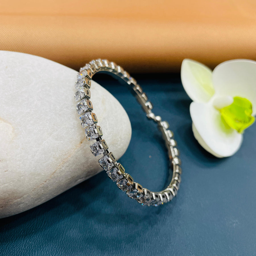 Sophisticated bracelet with sparkling AD diamonds.