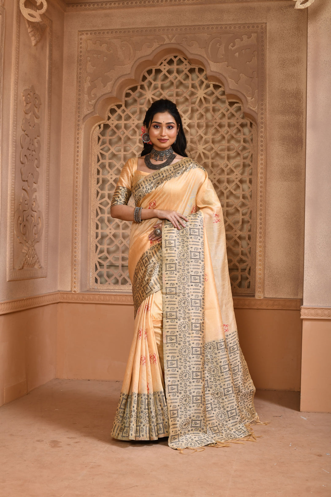 Classic cream Banglori handloom raw silk saree with beautiful pallu weaving, perfect for weddings.