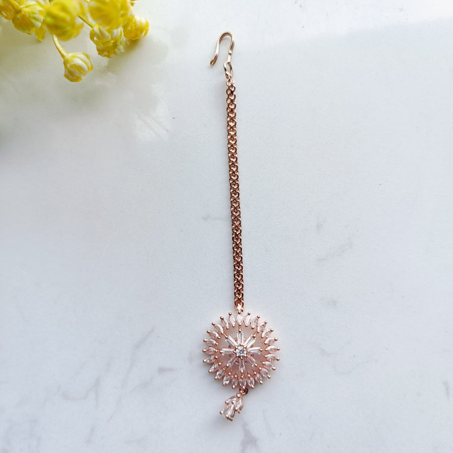 Beautiful rose gold mang tika, a classic piece for Indian wedding jewelry collections.