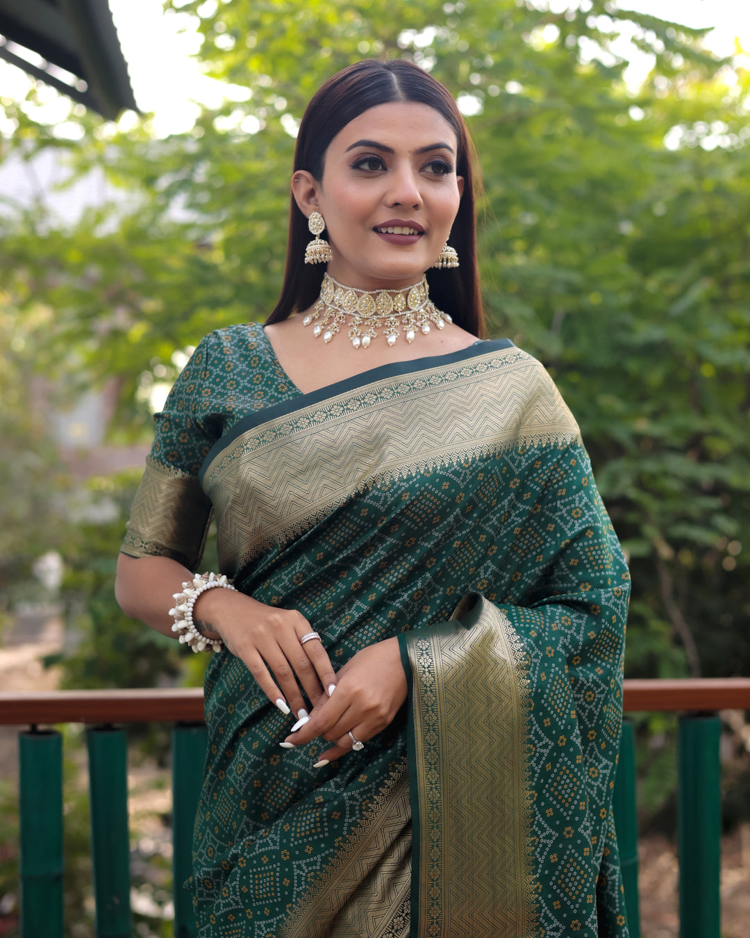 Beautiful green saree with a woven pallu and kanchi borders, designed for sophistication at weddings and cultural events.