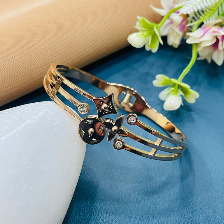 Classic rose gold bracelet with delicate engravings, a timeless addition to your collection.