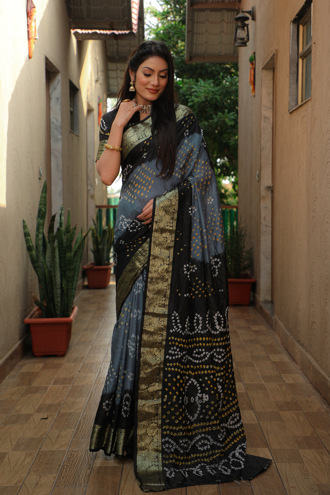 Rich green Bandhej Tapeta saree, designed for those who love traditional yet lightweight wear.