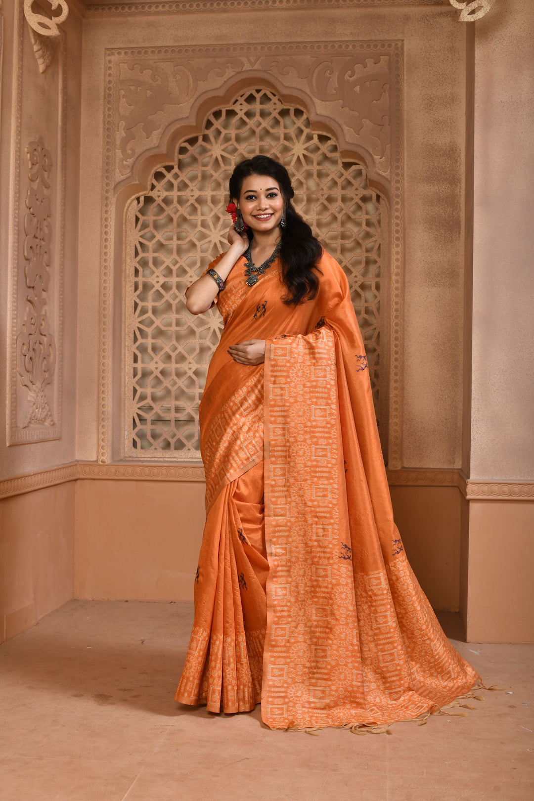 Timeless cream handloom raw silk saree with exquisite pallu weaving, ideal for traditional occasions.