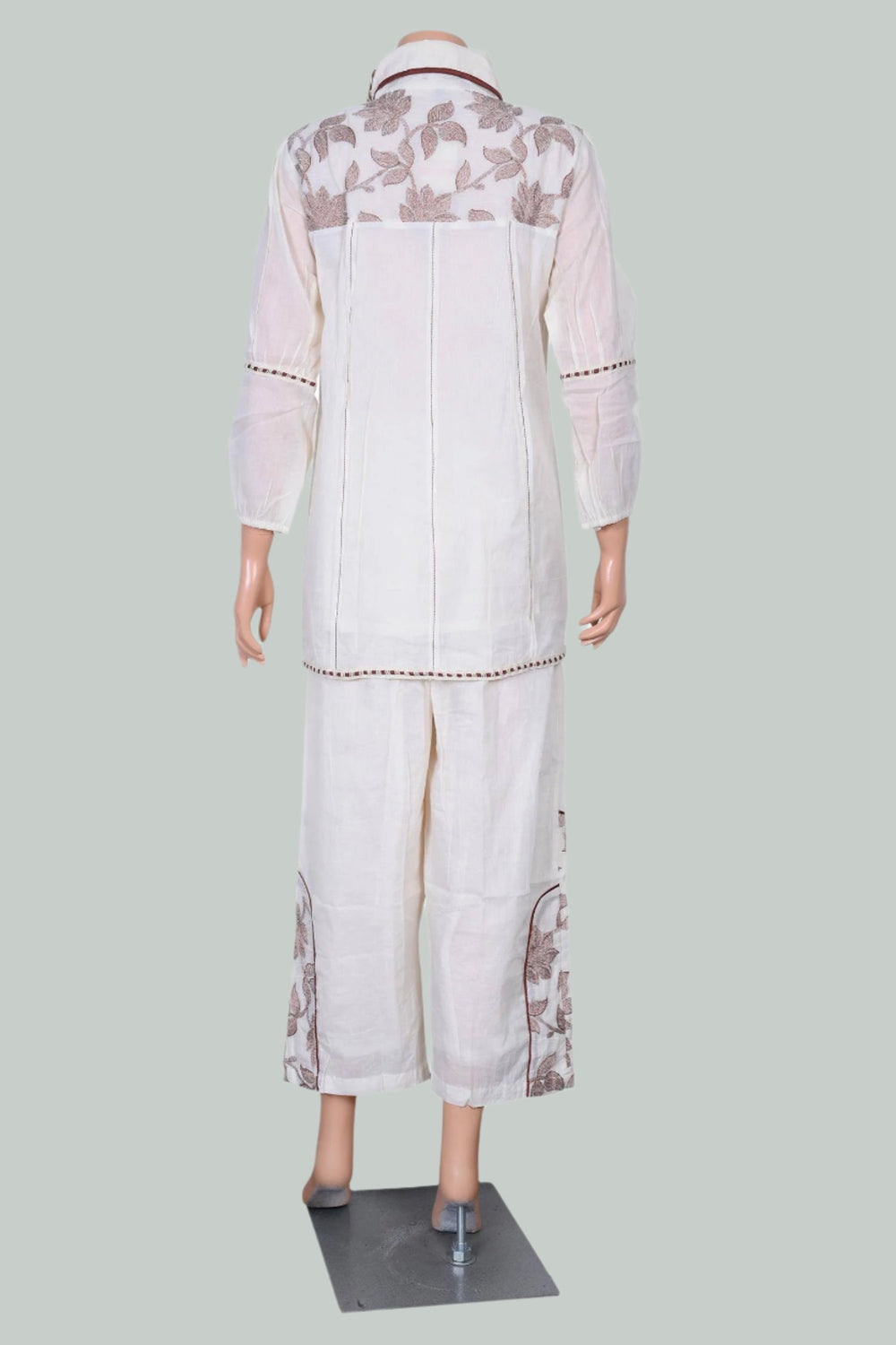 Comfortable off-white kurta co-Ord set made from mal cotton with delicate thread and Moti craftsmanship.