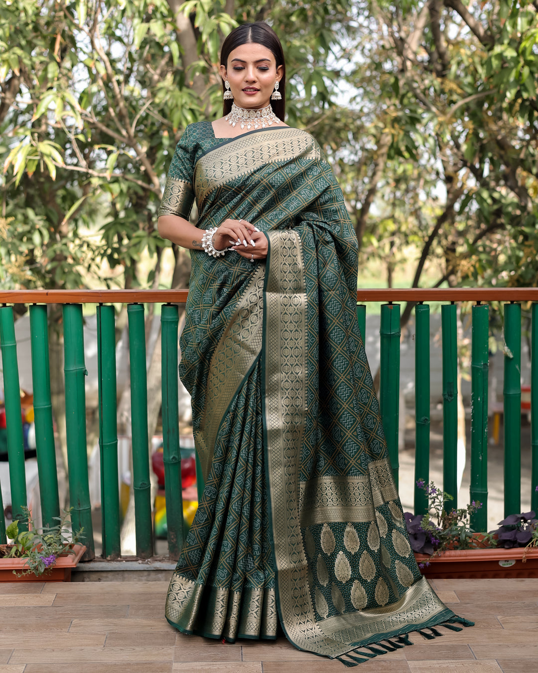 Lightweight and soft Indian saadi in green, combining comfort and style for traditional festivities.