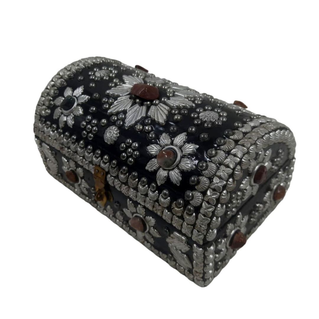 Stylish black and silver jewelry organizer, ideal for maintaining the elegance of your space