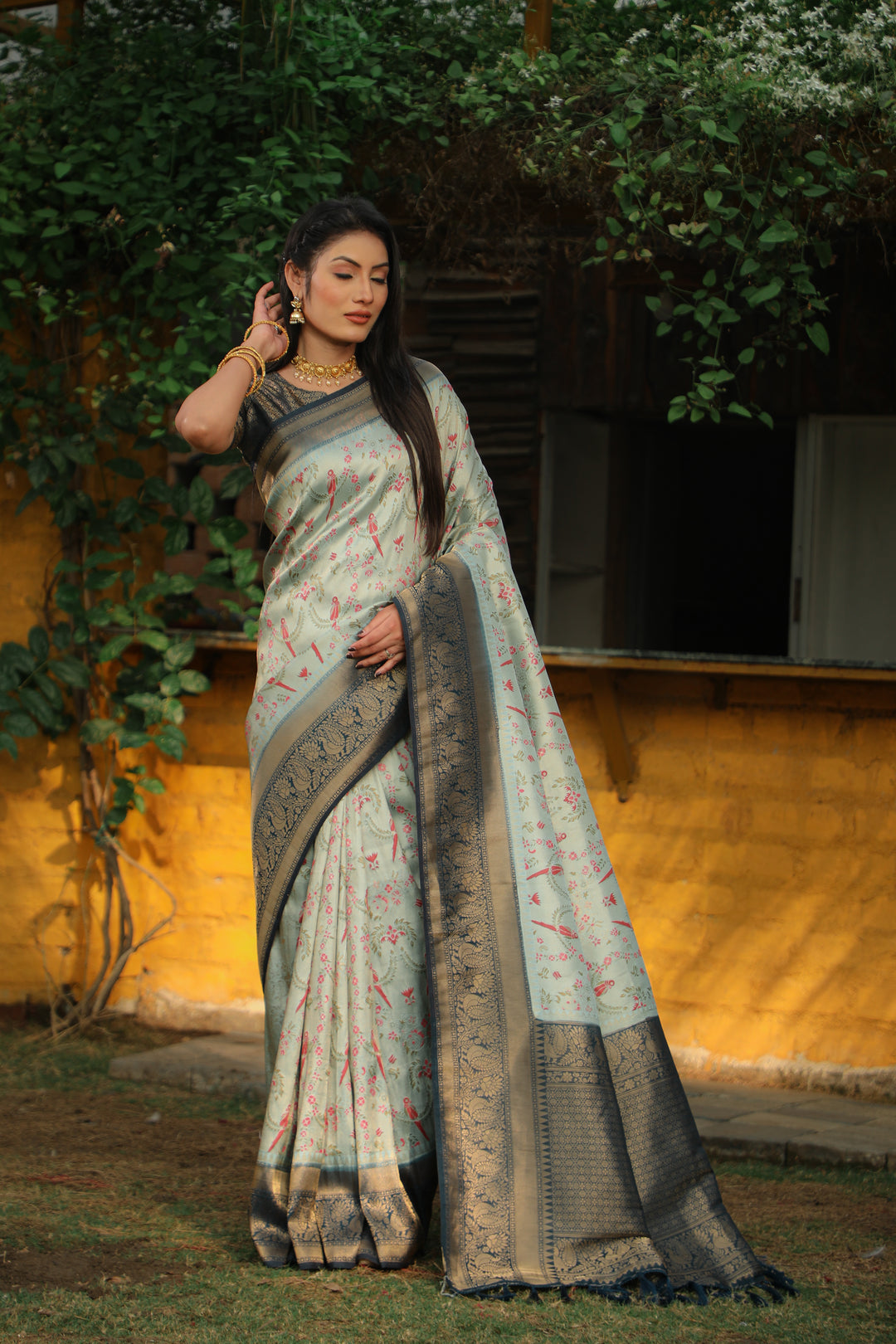 Stunning Grey Indian saree with Kanjivaram details, ideal for making a grand entrance at weddings or festivals.