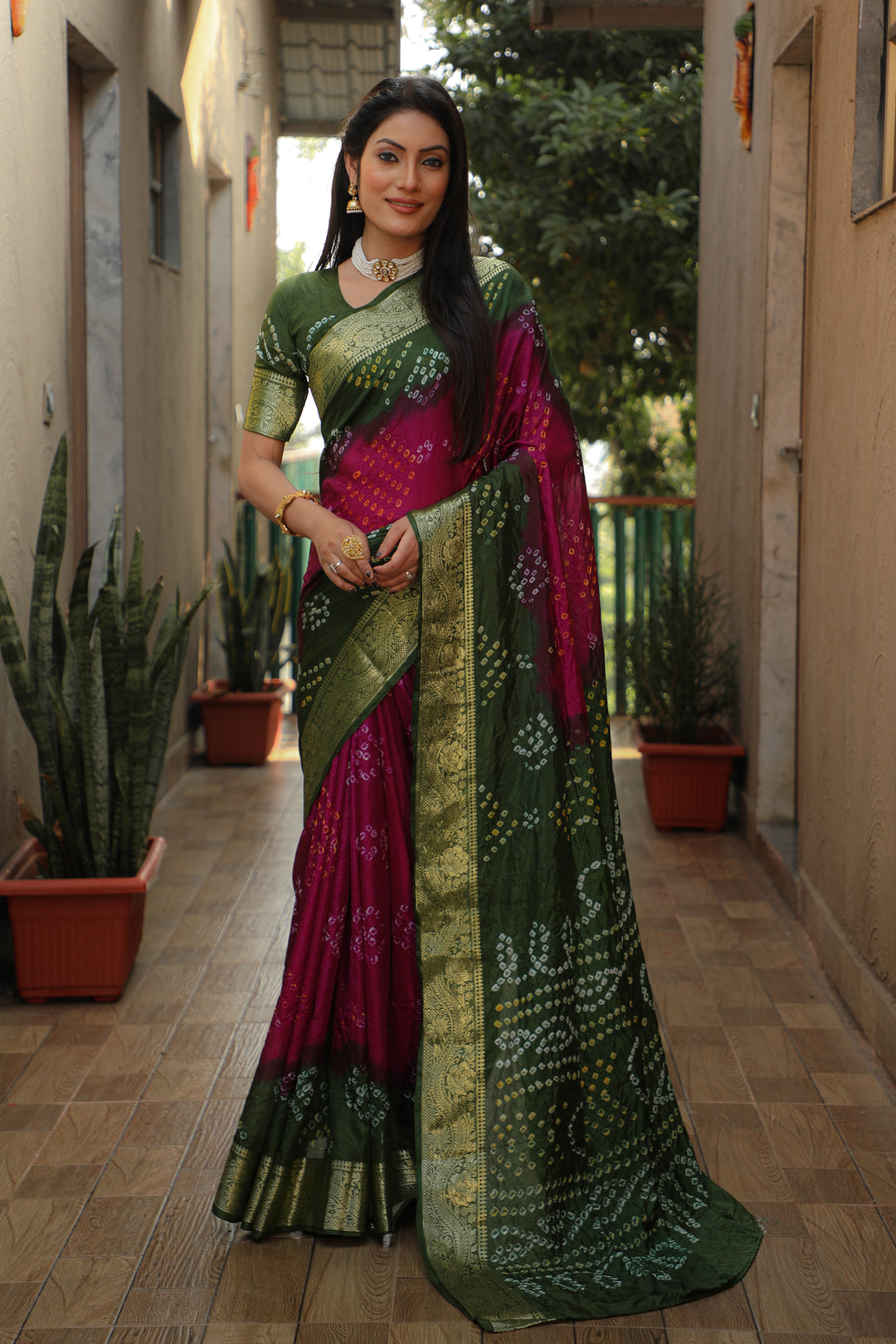 Graceful grey Bandhej Tapeta saree, perfect for weddings or festive gatherings.