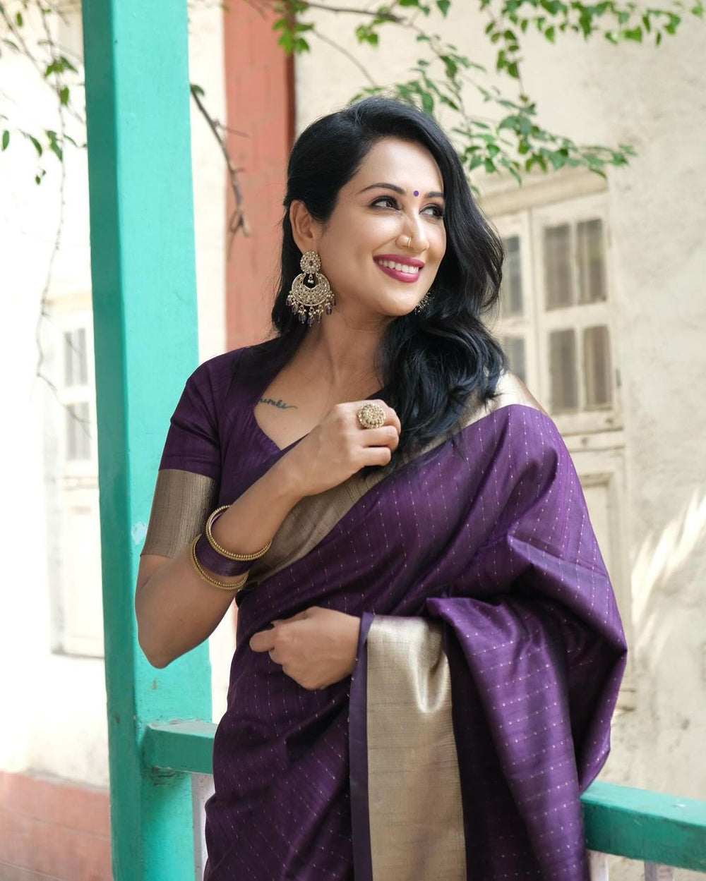 Stunning lavender Indian saree with zari lining and premium weaving, ideal for traditional celebrations.