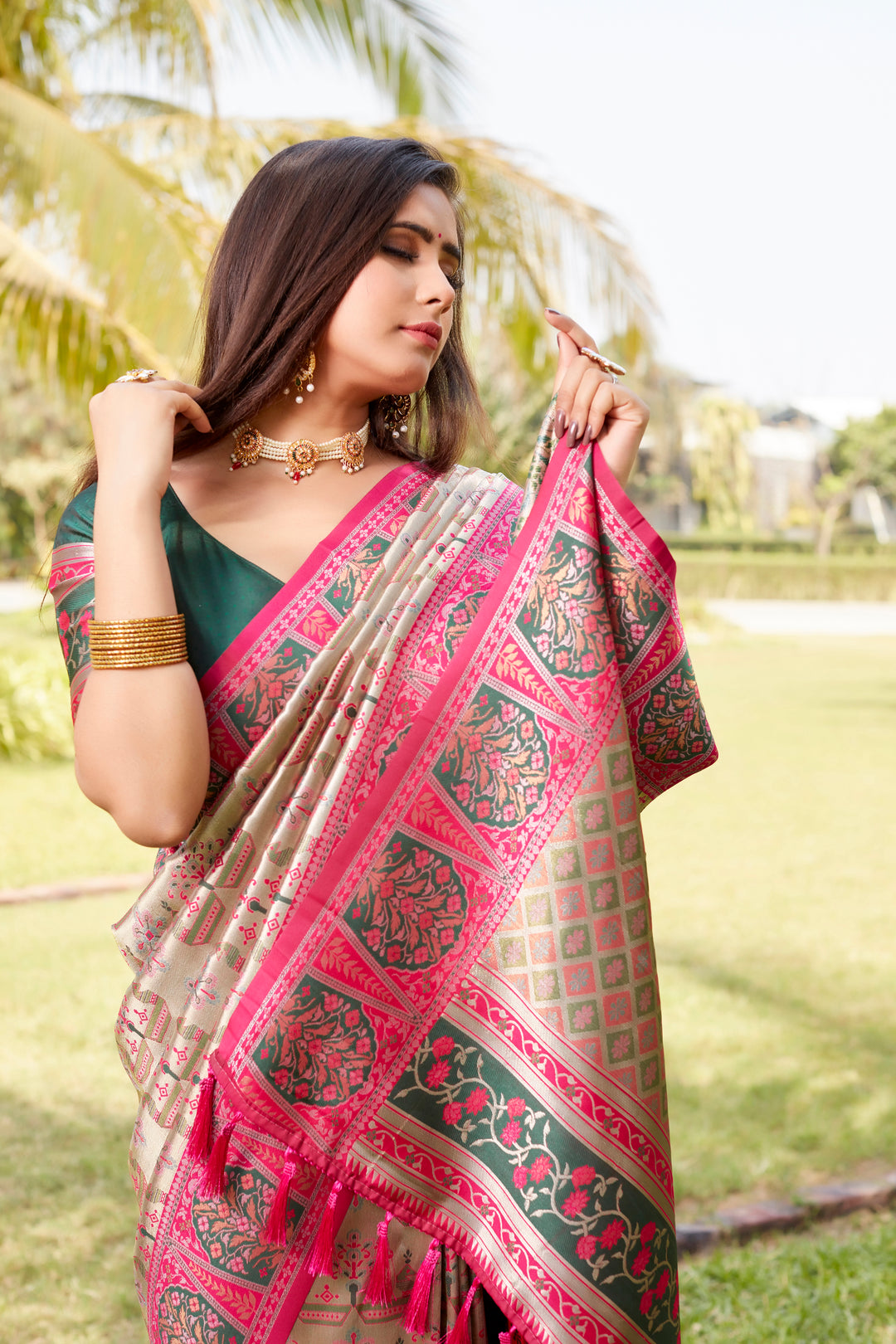 Elegant Rama Kanjivaram saree with intricate design and zari borders, perfect for making a grand entrance at weddings.