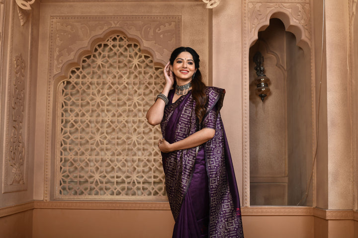 Elegant navy blue handloom raw silk saree featuring detailed pallu weaving, ideal for weddings.