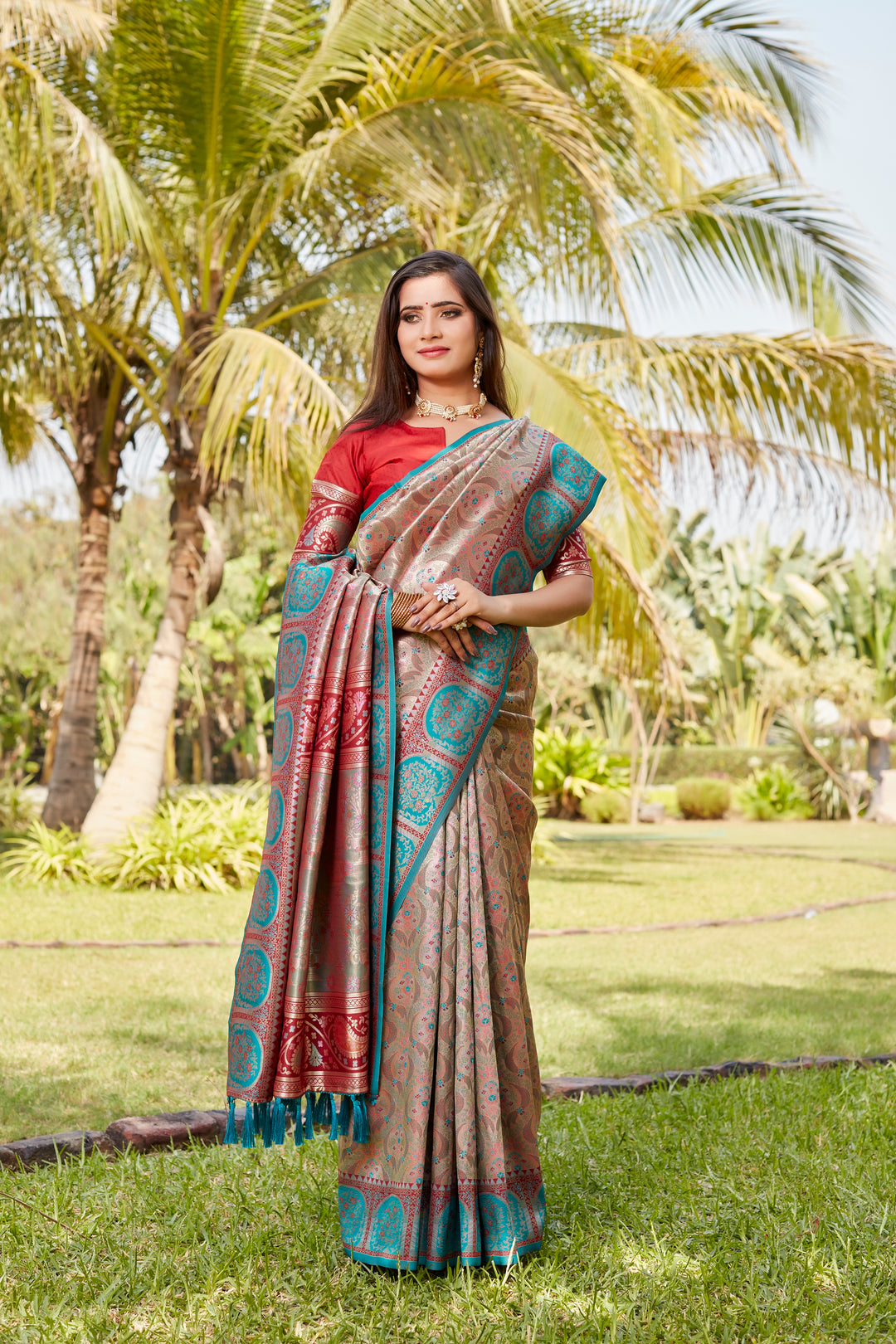 Designer green Kanjivaram silk saree with fine craftsmanship and rich pallu, perfect for weddings.