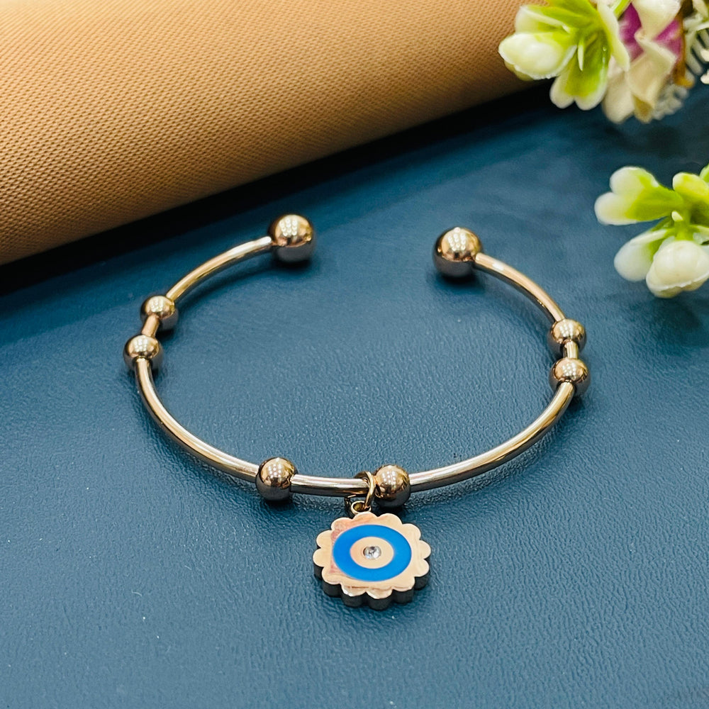 Fashionable rose gold bracelet featuring a knot design, ideal for daily elegance.