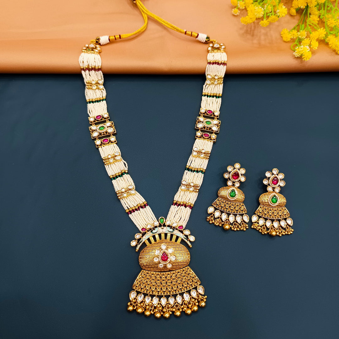 Traditional Indian choker necklace in antique gold, a sophisticated choice for weddings.