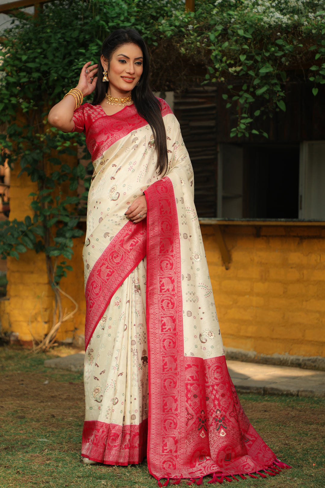 Timeless pink Kanjivaram silk saree featuring delicate weaving and traditional borders, ideal for special occasions.