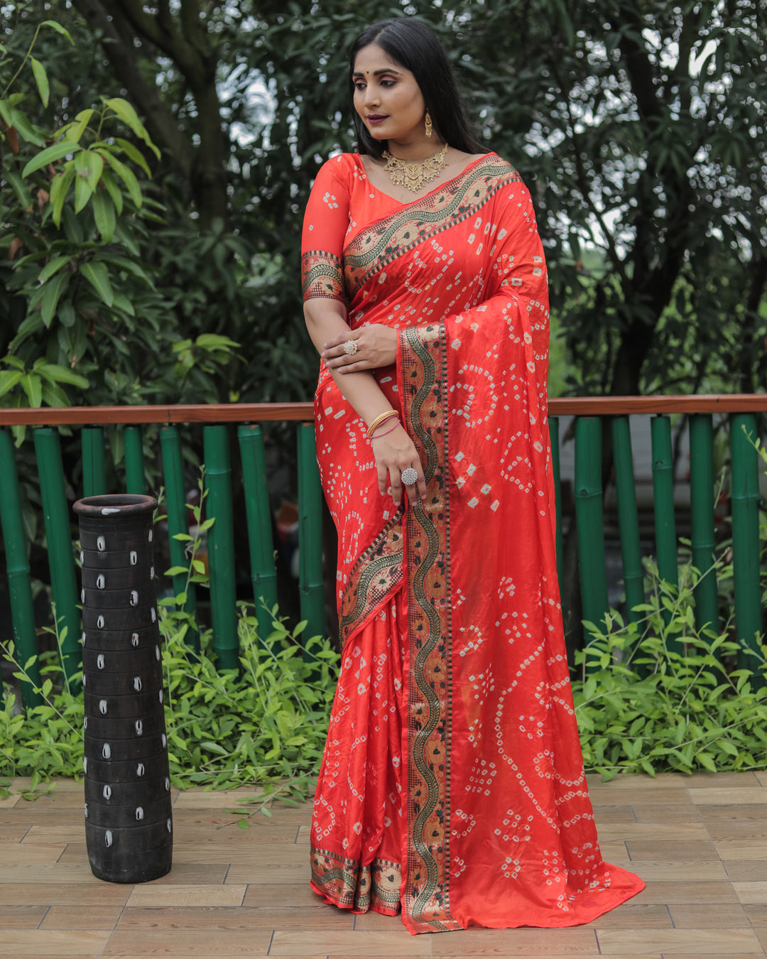 Grey broad border Bandhej silk sadi with beautiful Tapeta silk and dual-color design, perfect for festive occasions.