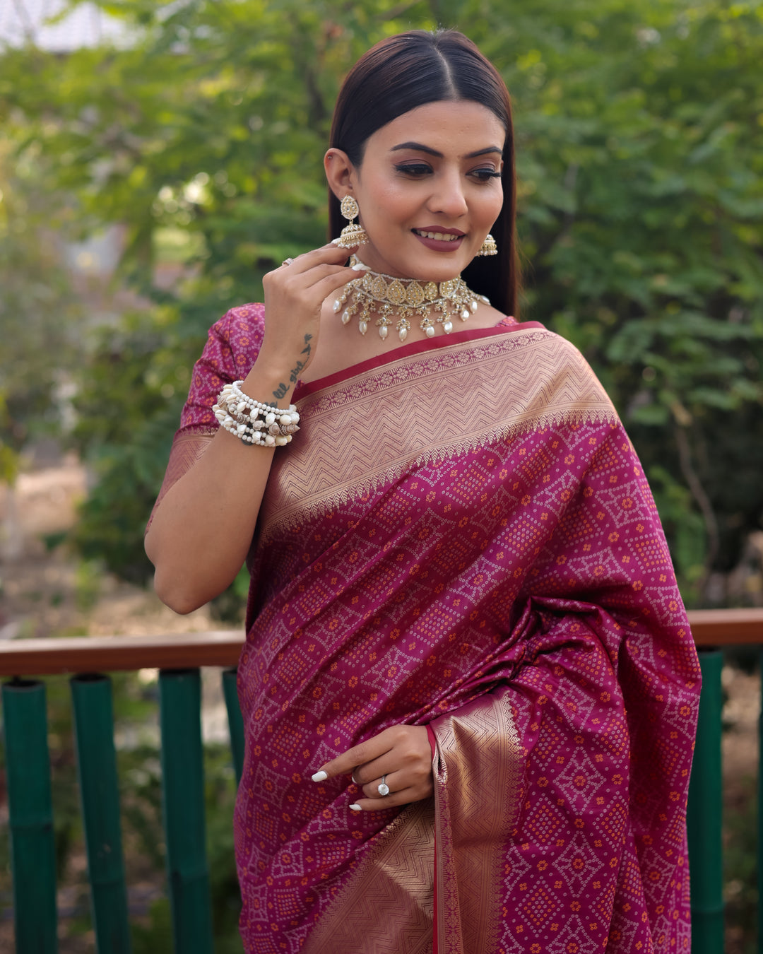 Rich maroon saree with beautifully woven kanchi borders, designed for sophistication and grace at weddings.