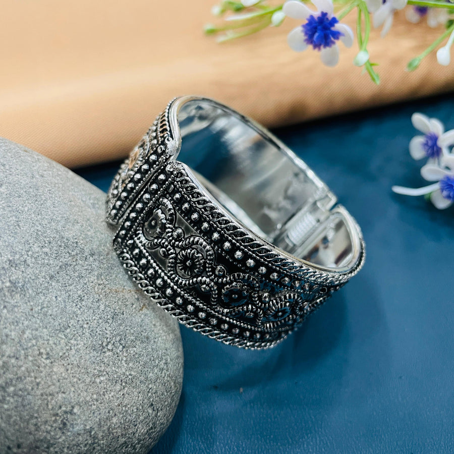 Trendy oxidised bracelet with layered chains, a must-have for trendsetters.