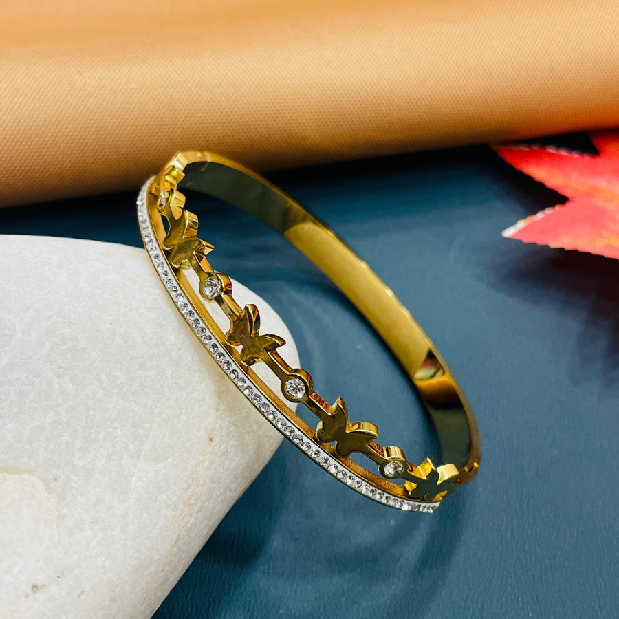 Trendy golden bracelet ideal for special occasions.