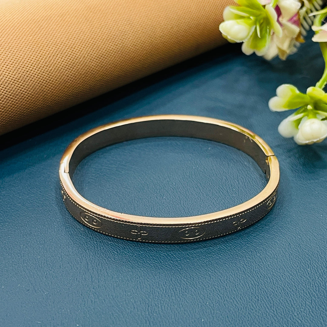 Classic rose gold bracelet featuring a minimalist design, perfect for any outfit.