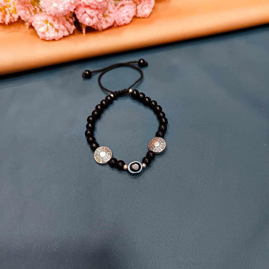 Timeless pearl bracelet, a classic accessory that adds sophistication and elegance to both casual and formal looks.