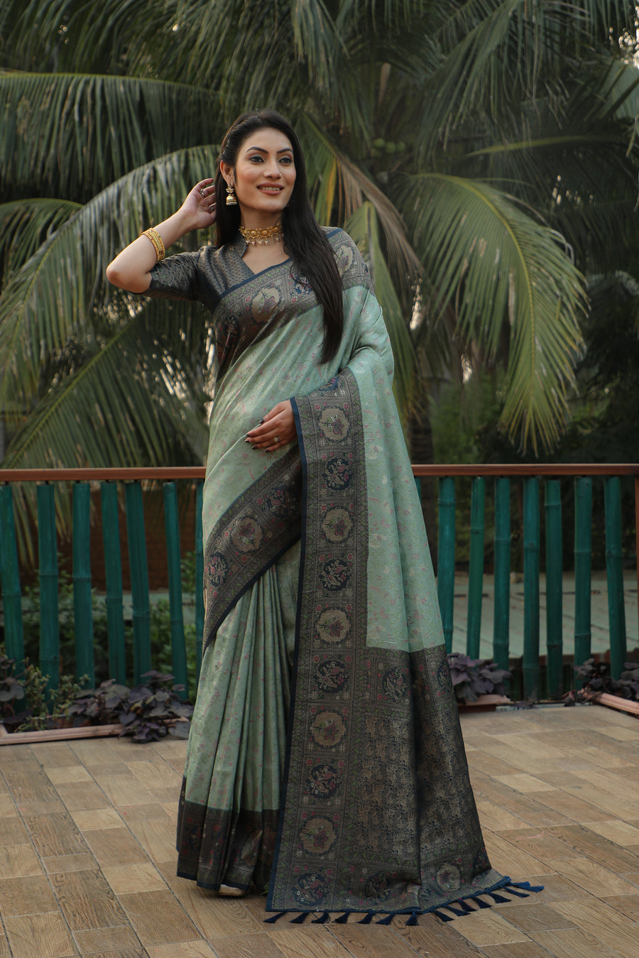 Luxurious green silk saree with Kanjivaram weaving, designed to add sophistication to your traditional look.