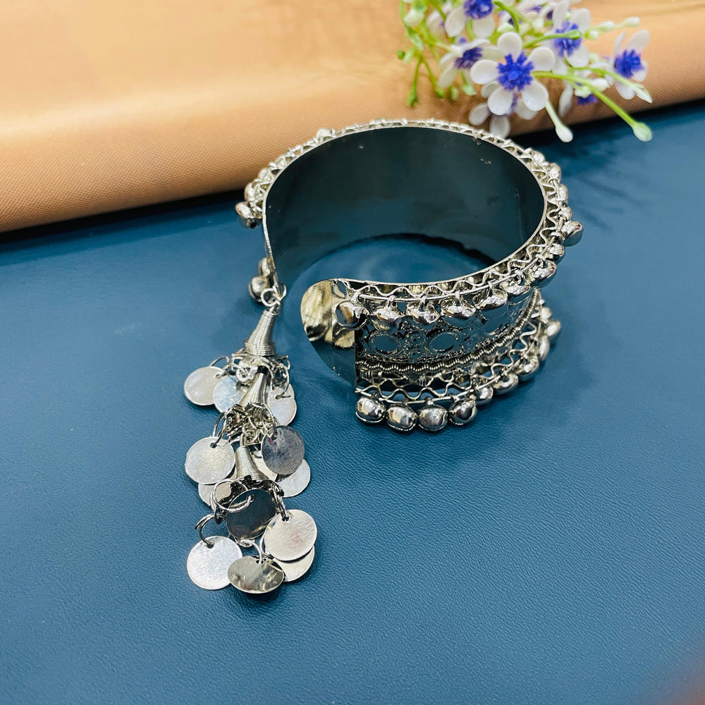 Beautiful oxidised bracelet embellished with semi-precious stones for a pop of color.