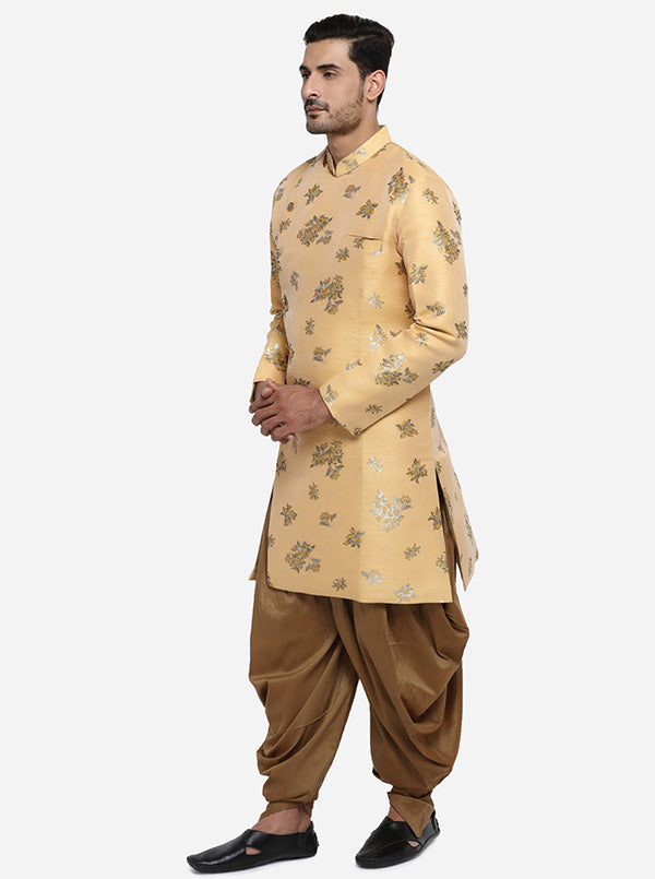 Combine this golden semi indo with chic bottoms to create a striking outfit that stands out at any event in the USA’s vibrant ethnic fashion scene.