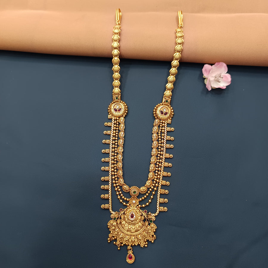 Beautiful golden kamarband, perfect waist chain for Indian brides on special occasions.