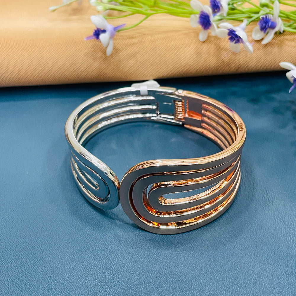 Layered oxidised bracelet set with various textures, ideal for a trendy look.