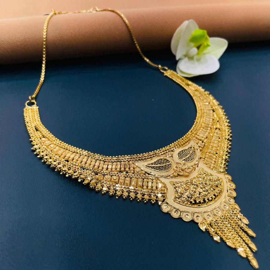 Gorgeous golden jewelry set with intricate craftsmanship for brides.