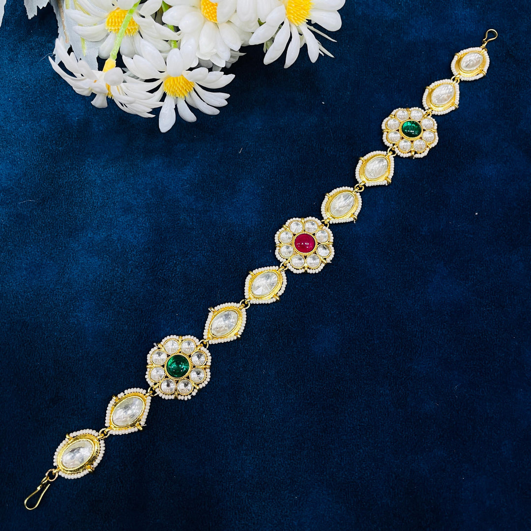 Elegant Kundan jewelry that captures the essence of bridal charm.