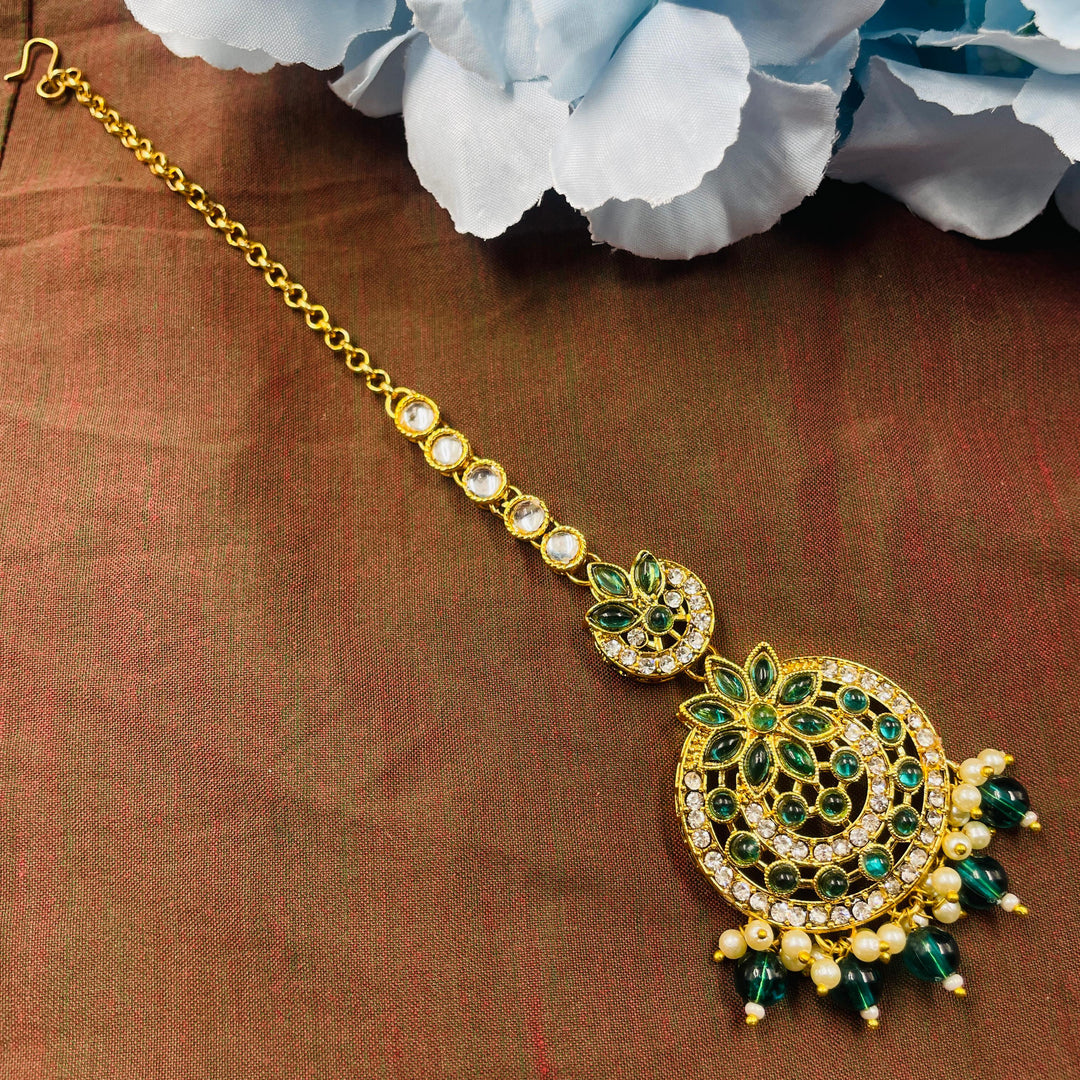 Bridal mang tika with Kundan and gold design, ideal for completing a traditional wedding outfit.