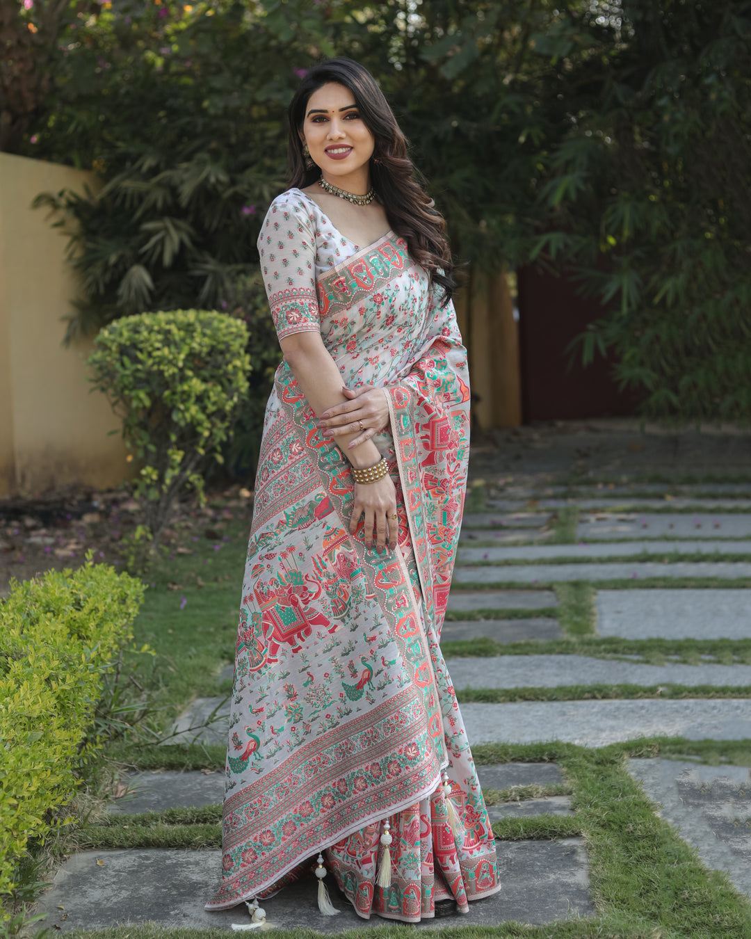 Timeless off-white Pashmina cotton saree with exquisite double-sided border and grand pallu, perfect for weddings.