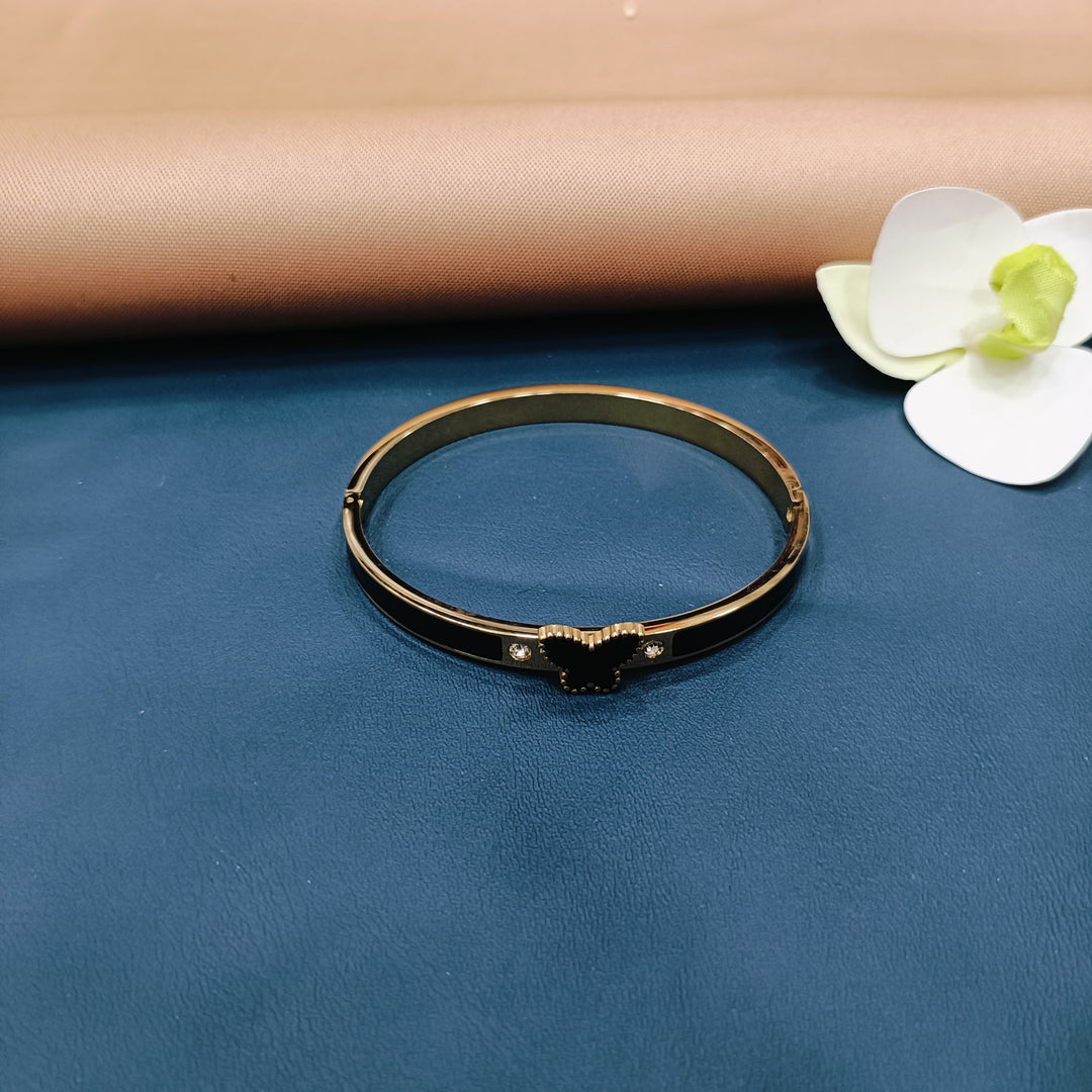 Charming golden bracelet with a vintage appeal.