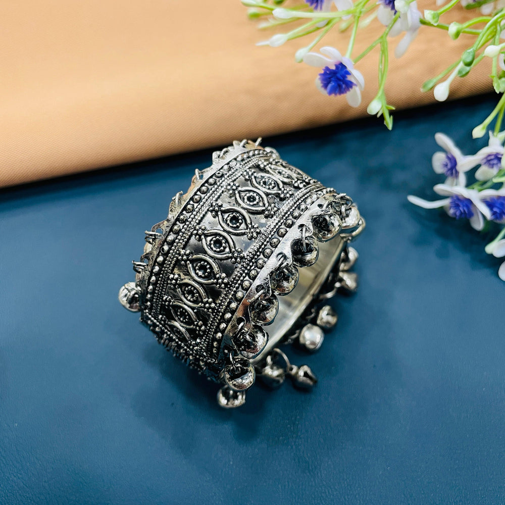 Timeless oxidised bangle with a vintage appeal, great for special occasions.