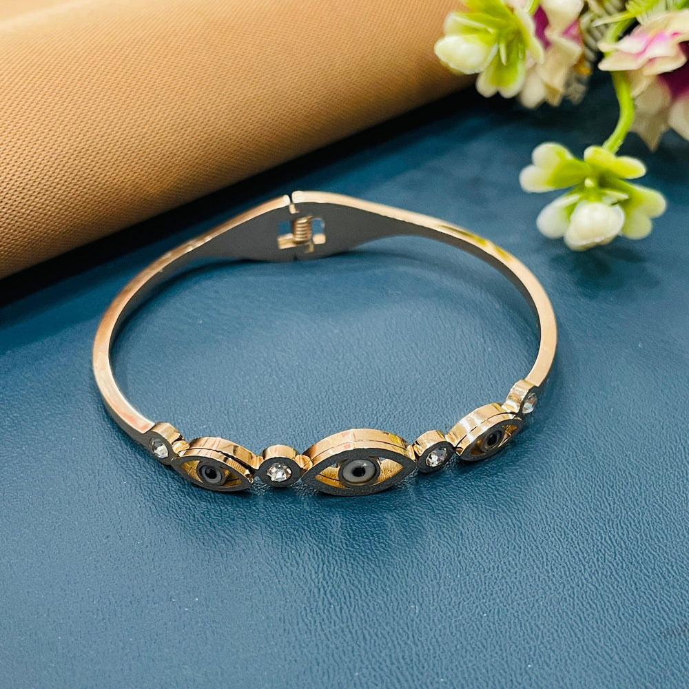 Fashionable rose gold bracelet with a minimalist design, ideal for everyday wear.