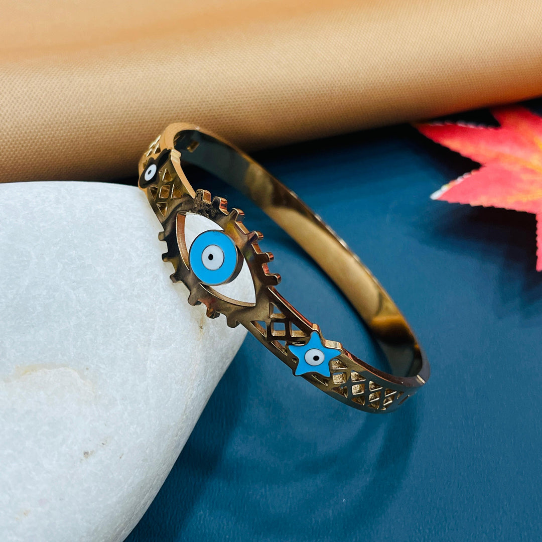 Dainty golden bracelet with intricate patterning.