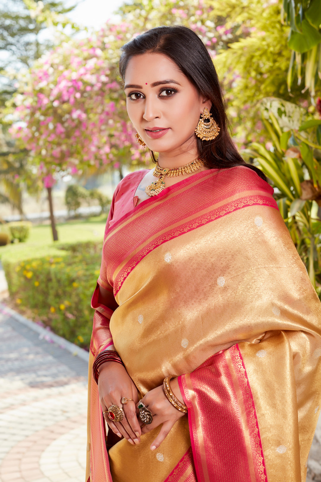 Graceful green tissue silk saree with beautiful pallu and contrast blouse, perfect for grand occasions.